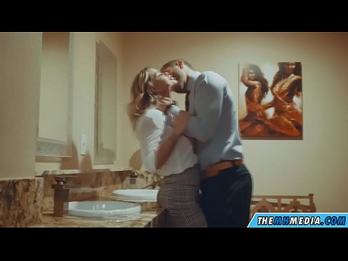 ❤️ جب ایک خوبصورت سنہرے بالوں والی آپ کو عوامی بیت الخلاء میں مائل کرتا ہے۔ ہم پر ur.ladyxxxporno.ru